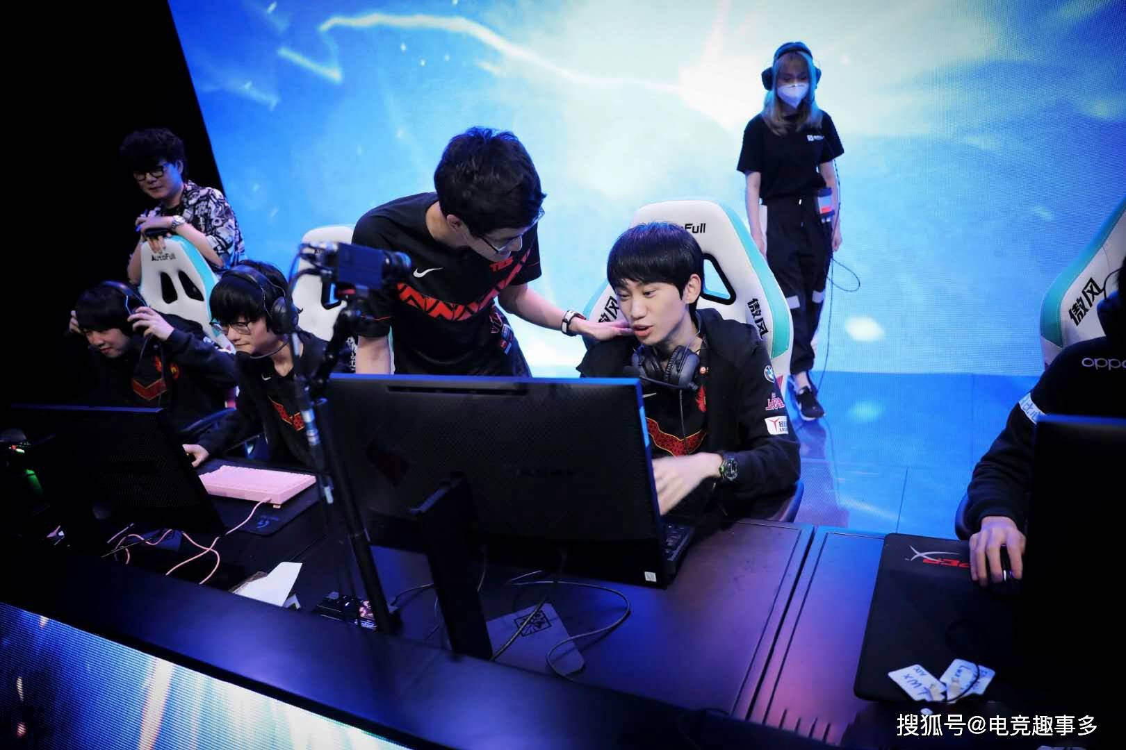 南宫娱乐-TheShy与50激战DWG分钟,出色防守胜负难料!,Doinb焦点对战赛场气氛高涨(doinb现在在哪个队2022)