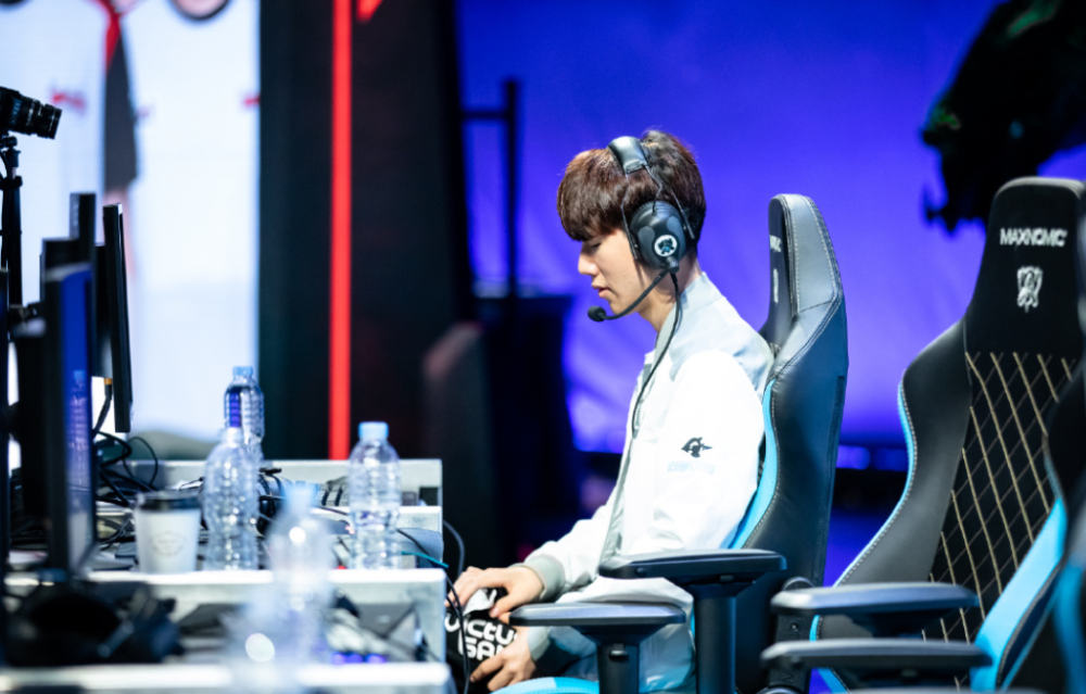 南宫娱乐-关于浓眉哥与30激战德国队分钟,重返赛场胜负难料!,Rookie焦点对战赛场气氛高涨的信息