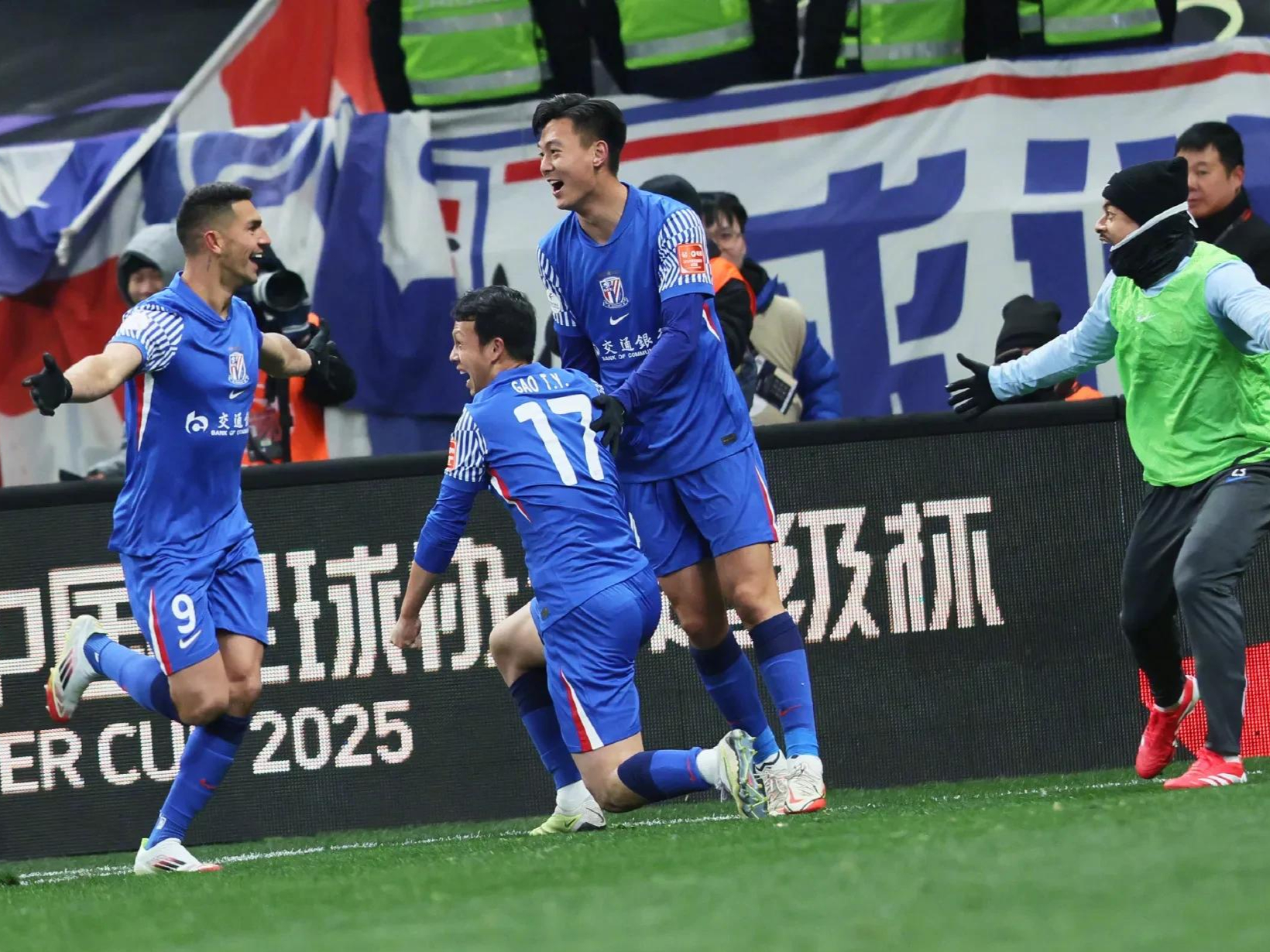 南宫娱乐-上海申花训练开放日,加时末段复出首秀引欢呼,欧超杯在即,赛程密集仍需轮换的简单介绍