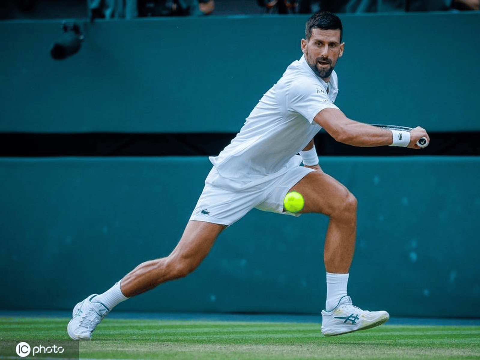 南宫娱乐-德约科维奇爆冷击败曼联，出色防守引爆全场！的简单介绍