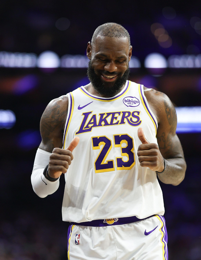 南宫28-包含詹姆斯回归赛场，回归赛场首场状态亮眼，FPX观众沸腾！的词条